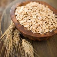 Spighette di avena e grano arrotolato in una ciotola marrone