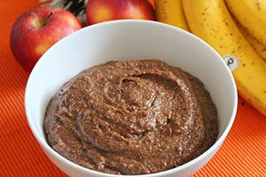 Porridge in una ciotola bianca con mele e banane