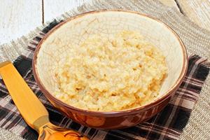 Porridge per colazione in un grande piatto