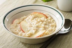 Fragranti fette di mela bloccate nel porridge