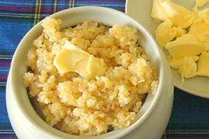 Porridge in una pentola bianca con abbondante burro