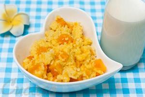 Cuore di miglio e zucca e un bicchiere di latte