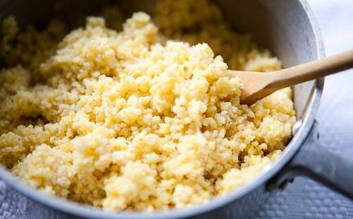 Porridge di miglio perfetto per la colazione