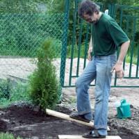 Un uomo calpesta il terreno con stivali speciali con assi