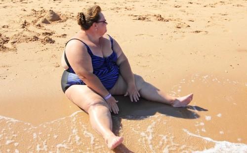 Splendide donne seduto sulla sabbia in spiaggia