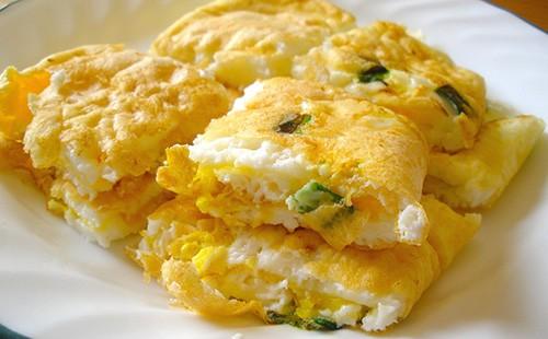 Frittata a fette su un piatto bianco