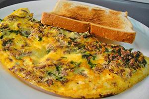 Frittata con carne macinata e toast