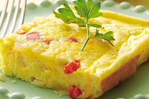 Una fetta di frittata al forno con prosciutto