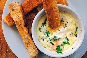 Frittata in una tazza con crostini di pane