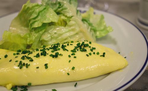 Frittata con cipolla e insalata