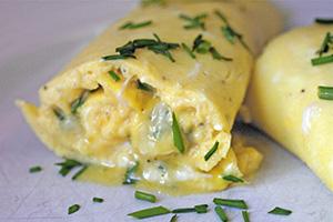 Rotolo di frittata con verdure su un piatto