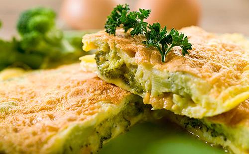 Colazione sana e nutriente: preparare la frittata con broccoli e cavolfiore