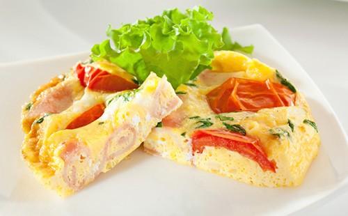 Frittata con prosciutto, pomodoro e insalata