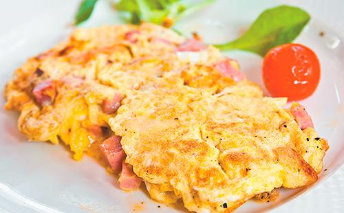 Frittata di prosciutto su un piatto bianco