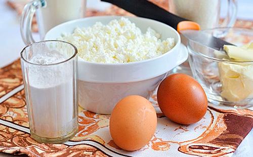 Ricotta in un piatto, uova e farina in un bicchiere