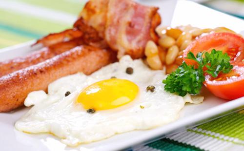 Ricca colazione per tutta la famiglia: uova fritte con salsiccia