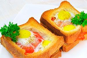 Uova fritte in un pane con i pomodori