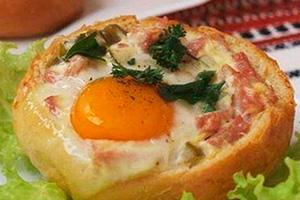 Uova strapazzate con formaggio e salsiccia