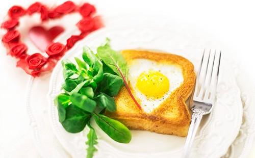 Uova fritte nel pane su un piatto con verdure