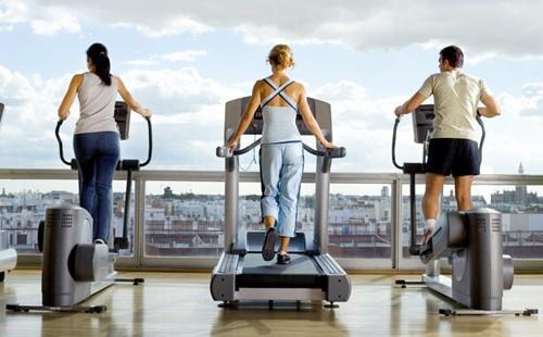 Nella sala fitness, le persone fanno sport.