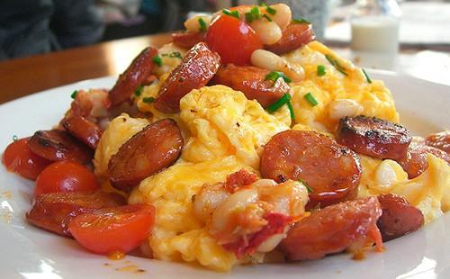 Frittata con salsiccia, pomodori e fagioli in scatola