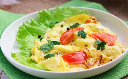 Frittata con pomodori, formaggio ed erbe su un piatto