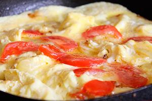 Frittata con pomodori, formaggio e cipolle