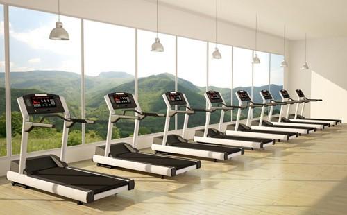 Tapis roulant vuoti presso il centro fitness