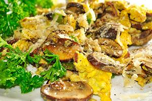 Frittata con funghi, formaggio ed erbe