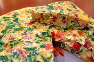 Frittata con verdure in una pentola a cottura lenta