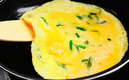 Come capovolgere una frittata con una spatola