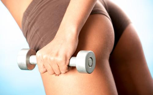 Ragazze culo in forma con manubri