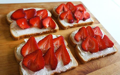 Crostini con ricotta e fragole mature