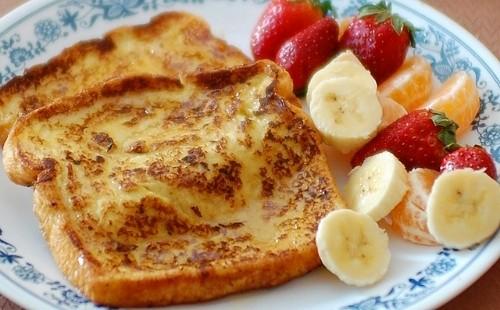 Crostini francesi e frutta a colazione