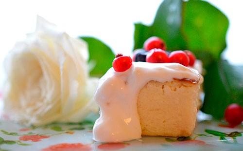 Casseruola di ricotta con panna acida e frutti di bosco