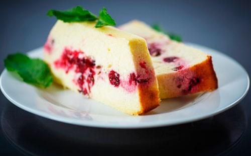 Torta di ricotta con una ciliegia su un piatto