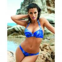 Bruciare bruna in blu brillante