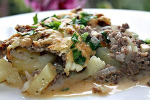 Casseruola con forno, patate, trito e funghi