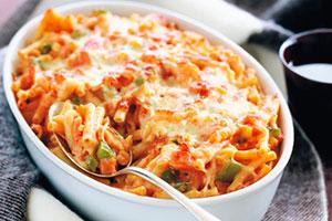 Casseruola di pasta e carne macinata con formaggio