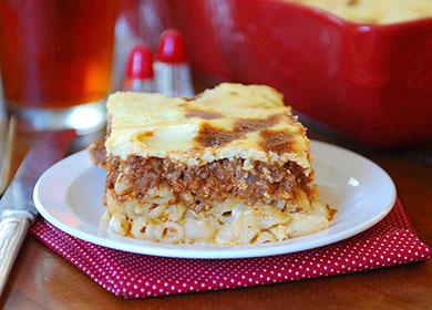 Casseruola di carne macinata e pasta su un piatto