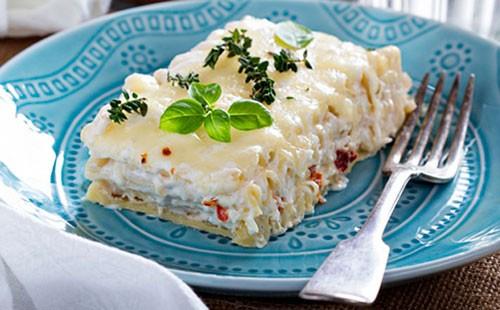 Casseruola di pasta di pollo su un piatto blu