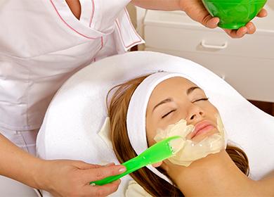 Applicazione di una maschera sul viso in cabina