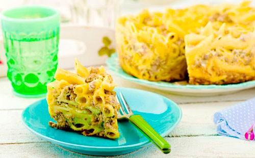 Fetta di casseruola di pasta in un piatto blu