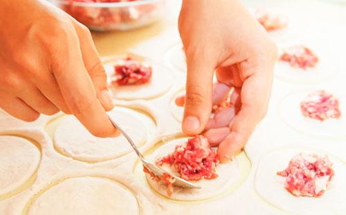 Metodi di preparazione degli gnocchi: manualmente e utilizzando dispositivi speciali