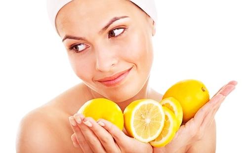 La ragazza ha preparato le mani piene dei limoni