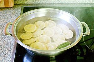 Gli gnocchi vengono fatti bollire in padella