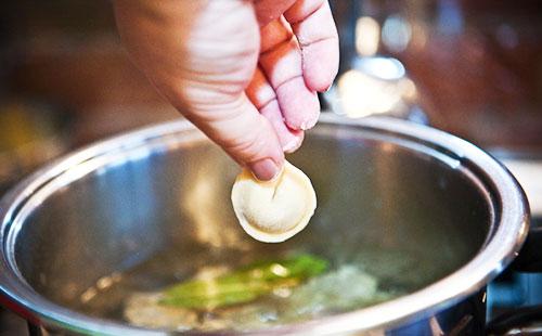 Gli gnocchi vengono gettati in acqua