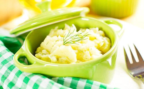 Purè di patate in una pentola verde