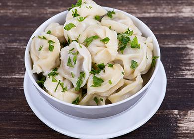 Gnocchi in un piatto bianco