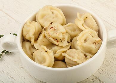 Gnocchi in una ciotola bianca